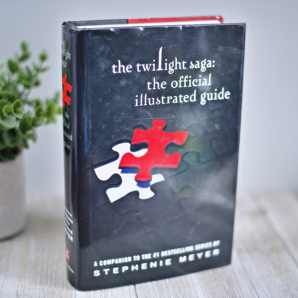 The Twilight Saga: The Official Illustrated Guide (Hardcover)